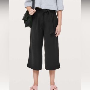 Lululemon Athletica noir crop wide leg pants